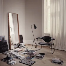 Gräshoppa Floor Lamp, black